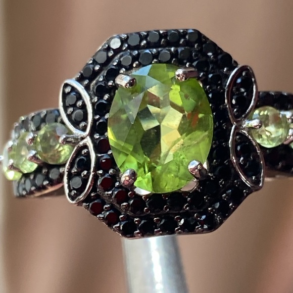 Peridot and Black Spinel Ring - Picture 3 of 10